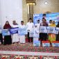 Bupati Tanah Bumbu Andi Rudi Latif (tengah) menyerahkan secara simbolis bantuan sosial kepada masyarakat saat kegiatan Safari Ramadan di Masjid Nurul Hidayah, Desa Rantau Panjang Hilir, Kecamatan Kusan Hilir, Jumat (06/03/2026).