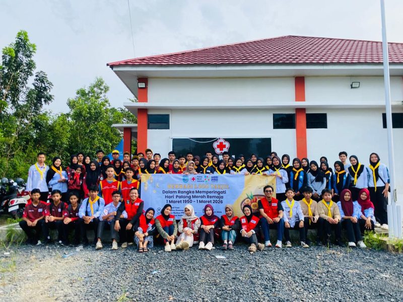 Palang Merah Indonesia (PMI) Kabupaten Banjar bersama Forum PMR Kabupaten Banjar menggelar kegiatan berbagi 1.000 paket takjil