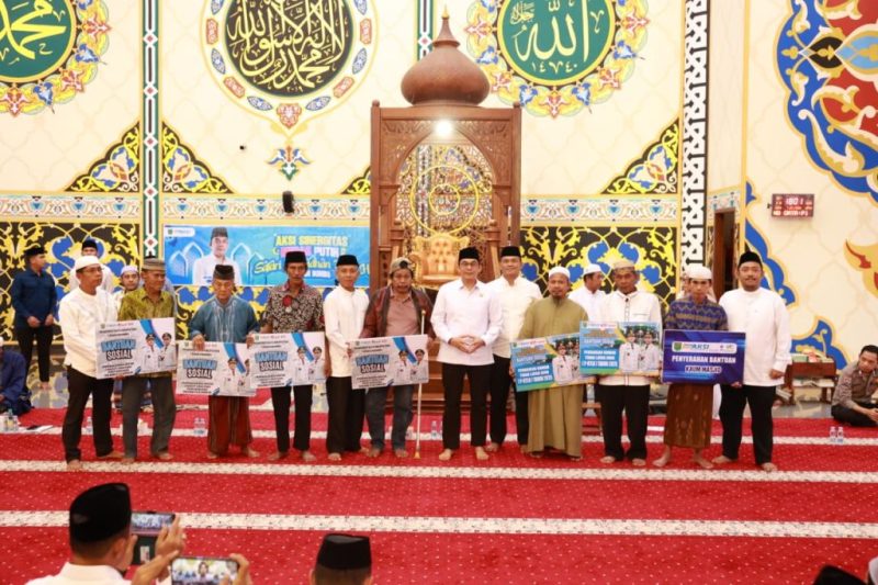 Bupati Tanah Bumbu Andi Rudi Latif menyerahkan secara simbolis bantuan sosial kepada penyandang disabilitas, lansia, serta hibah untuk masjid dan kaum masjid pada kegiatan Safari Ramadan Pemkab Tanah Bumbu di Masjid Agung Nurussalam, Batulicin.