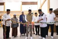 Bupati Tanah Bumbu Andi Rudi Latif secara simbolis menggunting pita saat meresmikan Dapur Sehat dan Klinik Paripurna di Lapas Kelas III Batulicin dalam rangkaian Safari Ramadan, Minggu (08/03/2026).