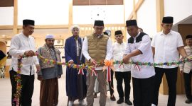 Bupati Tanah Bumbu Andi Rudi Latif secara simbolis menggunting pita saat meresmikan Dapur Sehat dan Klinik Paripurna di Lapas Kelas III Batulicin dalam rangkaian Safari Ramadan, Minggu (08/03/2026).