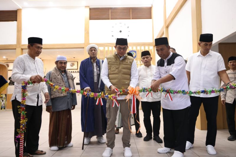 Bupati Tanah Bumbu Andi Rudi Latif secara simbolis menggunting pita saat meresmikan Dapur Sehat dan Klinik Paripurna di Lapas Kelas III Batulicin dalam rangkaian Safari Ramadan, Minggu (08/03/2026).