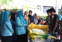 Ketua TP PKK Kabupaten Tanah Bumbu bersama jajaran meninjau langsung stan bahan kebutuhan pokok pada kegiatan Pasar Murah Ramadan di Desa Hidayah Makmur, Kecamatan Simpang Empat, Senin (09/03/2026).