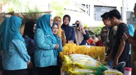 Ketua TP PKK Kabupaten Tanah Bumbu bersama jajaran meninjau langsung stan bahan kebutuhan pokok pada kegiatan Pasar Murah Ramadan di Desa Hidayah Makmur, Kecamatan Simpang Empat, Senin (09/03/2026).