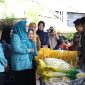 Ketua TP PKK Kabupaten Tanah Bumbu bersama jajaran meninjau langsung stan bahan kebutuhan pokok pada kegiatan Pasar Murah Ramadan di Desa Hidayah Makmur, Kecamatan Simpang Empat, Senin (09/03/2026).