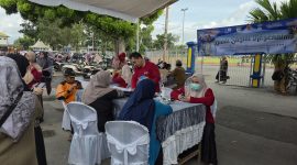 Tim Medis Dinas Kesehatan Tanah Laut saat memberikan pelayanan kesehatan dan mendampingi peserta sunatan massal di Stadion Pertasi Kencana. (Ist)