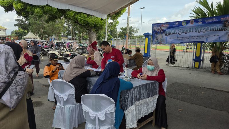 Tim Medis Dinas Kesehatan Tanah Laut saat memberikan pelayanan kesehatan dan mendampingi peserta sunatan massal di Stadion Pertasi Kencana. (Ist)
