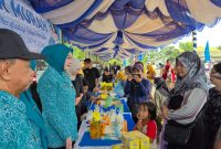 Ketua TP PKK Tanah Laut, Hj Dian Rahmat Saat mengunjungi pasar Murah Ramadhan. (Ist)