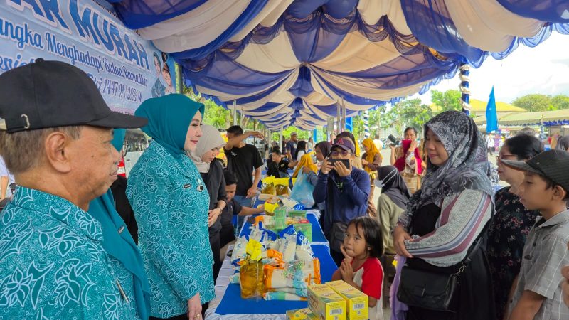 Ketua TP PKK Tanah Laut, Hj Dian Rahmat Saat mengunjungi pasar Murah Ramadhan. (Ist)