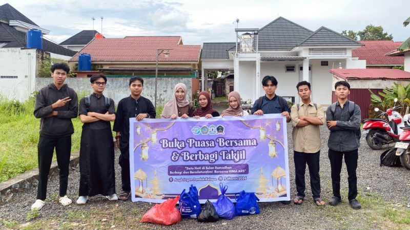 Himpunan Mahasiswa Administrasi Rumah Sakit (HIMARS INTAN) STIKES Intan Martapura menggelar kegiatan berbagi takjil dan buka puasa bersama