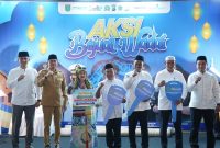 Bupati andi Rudi Latif menyerahkan secara simbolis bantuan gerobak ramah lingkungan kepada pelaku UMKM dalam rangkaian kegiatan Safari Ramadan di Masjid Al Falah, Kecamatan Simpang Empat, Selasa (10/03/2026).