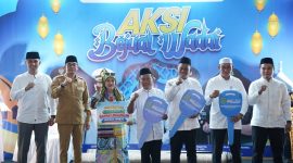 Bupati andi Rudi Latif menyerahkan secara simbolis bantuan gerobak ramah lingkungan kepada pelaku UMKM dalam rangkaian kegiatan Safari Ramadan di Masjid Al Falah, Kecamatan Simpang Empat, Selasa (10/03/2026).