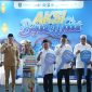 Bupati andi Rudi Latif menyerahkan secara simbolis bantuan gerobak ramah lingkungan kepada pelaku UMKM dalam rangkaian kegiatan Safari Ramadan di Masjid Al Falah, Kecamatan Simpang Empat, Selasa (10/03/2026).