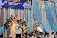 Bupati Tanah Laut H. Rahmat Trianto menyampaikan sambutan saat kegiatan buka puasa bersama Pemerintah Kabupaten Tanah Laut di Masjid Al-Fatah, Kecamatan Pelaihari. (Foto : Pelitanusantara.net/Diyan)