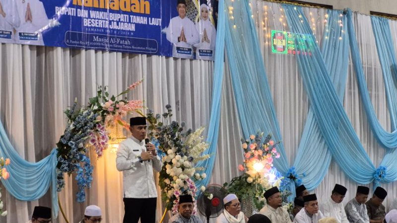 Bupati Tanah Laut H. Rahmat Trianto menyampaikan sambutan saat kegiatan buka puasa bersama Pemerintah Kabupaten Tanah Laut di Masjid Al-Fatah, Kecamatan Pelaihari. (Foto : Pelitanusantara.net/Diyan)