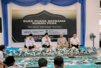 Bupati Tanah Bumbu, Andi Rudi Latif, menghadiri diskusi literasi bertajuk “Beraksi Menjaga Narasi” dalam rangkaian peresmian kantor Komunitas Rumah Pena sekaligus buka puasa bersama di kawasan Pasar Minggu, Kecamatan Simpang Empat, Rabu (11/03/2026).