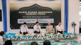 Bupati Tanah Bumbu, Andi Rudi Latif, menghadiri diskusi literasi bertajuk “Beraksi Menjaga Narasi” dalam rangkaian peresmian kantor Komunitas Rumah Pena sekaligus buka puasa bersama di kawasan Pasar Minggu, Kecamatan Simpang Empat, Rabu (11/03/2026).