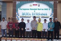 Kapolres Tanah Bumbu AKBP Arief Prasetya bersama unsur Forkopimda, tokoh masyarakat, tokoh agama, dan perwakilan organisasi berfoto bersama usai peringatan Nuzulul Quran 1447 Hijriah yang dirangkai dengan buka puasa bersama di Pendopo Polres Tanah Bumbu, Kamis (12/3/2026).
