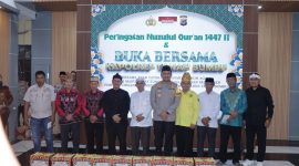 Kapolres Tanah Bumbu AKBP Arief Prasetya bersama unsur Forkopimda, tokoh masyarakat, tokoh agama, dan perwakilan organisasi berfoto bersama usai peringatan Nuzulul Quran 1447 Hijriah yang dirangkai dengan buka puasa bersama di Pendopo Polres Tanah Bumbu, Kamis (12/3/2026).