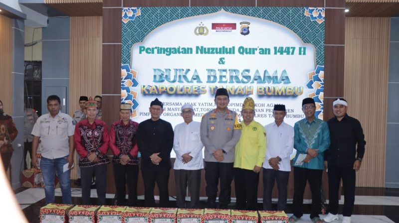 Kapolres Tanah Bumbu AKBP Arief Prasetya bersama unsur Forkopimda, tokoh masyarakat, tokoh agama, dan perwakilan organisasi berfoto bersama usai peringatan Nuzulul Quran 1447 Hijriah yang dirangkai dengan buka puasa bersama di Pendopo Polres Tanah Bumbu, Kamis (12/3/2026).
