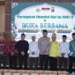 Kapolres Tanah Bumbu AKBP Arief Prasetya bersama unsur Forkopimda, tokoh masyarakat, tokoh agama, dan perwakilan organisasi berfoto bersama usai peringatan Nuzulul Quran 1447 Hijriah yang dirangkai dengan buka puasa bersama di Pendopo Polres Tanah Bumbu, Kamis (12/3/2026).