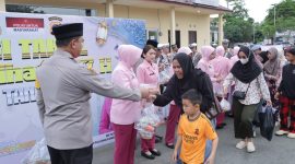 Kapolres Tanah Bumbu AKBP Arief Prasetya bersama jajaran dan Bhayangkari saat membagikan paket takjil kepada pengguna jalan di depan Mako Polres Tanah Bumbu, Kamis (12/3/2026) sore.
