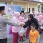 Kapolres Tanah Bumbu AKBP Arief Prasetya bersama jajaran dan Bhayangkari saat membagikan paket takjil kepada pengguna jalan di depan Mako Polres Tanah Bumbu, Kamis (12/3/2026) sore.