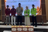 Kapolres Tanah Bumbu, AKBP Arief Prasetya, berfoto bersama mahasiswa Universitas Nahdlatul Ulama Kalimantan Selatan (UNUKASE) usai menghadiri peringatan Nuzulul Qur’an 1447 Hijriah yang dirangkai dengan santunan anak yatim dan buka puasa bersama di Pendopo Polres Tanah Bumbu, Kamis (12/3/2026). Foto : (Humas UNUKASE/mpd)