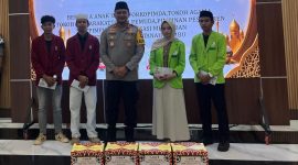 Kapolres Tanah Bumbu, AKBP Arief Prasetya, berfoto bersama mahasiswa Universitas Nahdlatul Ulama Kalimantan Selatan (UNUKASE) usai menghadiri peringatan Nuzulul Qur’an 1447 Hijriah yang dirangkai dengan santunan anak yatim dan buka puasa bersama di Pendopo Polres Tanah Bumbu, Kamis (12/3/2026). Foto : (Humas UNUKASE/mpd)