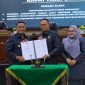 Wakil Bupati Tanah Laut H. M. Zazuli (Kiri) bersama pimpinan DPRD Tanah Laut menunjukkan dokumen persetujuan dua Rancangan Peraturan Daerah (Raperda) usai rapat paripurna pengambilan keputusan di Pelaihari, Kamis (12/03/2026).