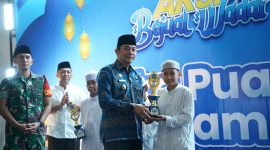Bupati Tanah Bumbu, Andi Rudi Latif, menyerahkan piala kepada pemenang Lomba Dai Cilik pada penutupan Aksi Bajual Wadai 2026 yang digelar di halaman Masjid Agung Al-Falah, Simpang Empat, Kamis (12/03/2026).