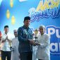 Bupati Tanah Bumbu, Andi Rudi Latif, menyerahkan piala kepada pemenang Lomba Dai Cilik pada penutupan Aksi Bajual Wadai 2026 yang digelar di halaman Masjid Agung Al-Falah, Simpang Empat, Kamis (12/03/2026).
