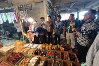 Petugas Pemkab Tanah Bumbu saat melakukan monitoring harga dan ketersediaan bahan pokok di pasar tradisional jelang Idulfitri 1447 H.