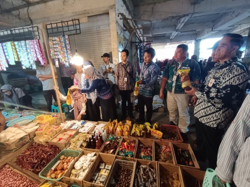 Petugas Pemkab Tanah Bumbu saat melakukan monitoring harga dan ketersediaan bahan pokok di pasar tradisional jelang Idulfitri 1447 H.