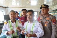 Petugas Polres Tanah Bumbu bersama nahkoda kapal menunjukkan hasil tes urine saat inspeksi mendadak di perairan Batulicin, Senin (16/3/2026).