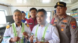 Petugas Polres Tanah Bumbu bersama nahkoda kapal menunjukkan hasil tes urine saat inspeksi mendadak di perairan Batulicin, Senin (16/3/2026).