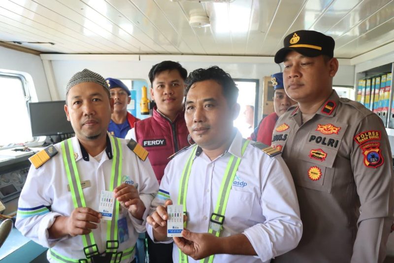 Petugas Polres Tanah Bumbu bersama nahkoda kapal menunjukkan hasil tes urine saat inspeksi mendadak di perairan Batulicin, Senin (16/3/2026).