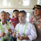 Petugas Polres Tanah Bumbu bersama nahkoda kapal menunjukkan hasil tes urine saat inspeksi mendadak di perairan Batulicin, Senin (16/3/2026).
