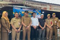 Bupati Tanah Laut, H. Rahmat Trianto melakukan inspeksi mendadak (sidak) ke Pasar Bajuin,bersama asisten II Bidang Ekonomi dan Pembangunan. (Pelitanusantara.net/Diyan).