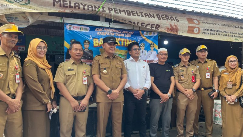 Bupati Tanah Laut, H. Rahmat Trianto melakukan inspeksi mendadak (sidak) ke Pasar Bajuin,bersama asisten II Bidang Ekonomi dan Pembangunan. (Pelitanusantara.net/Diyan).