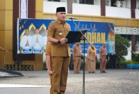 Bupati Tanah Laut H. Rahmat Trianto saat memimpin apel gabungan ASN di Pelaihari menjelang libur Idulfitri 1447 H.