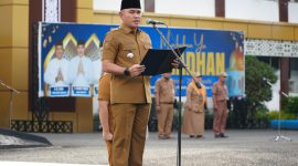 Bupati Tanah Laut H. Rahmat Trianto saat memimpin apel gabungan ASN di Pelaihari menjelang libur Idulfitri 1447 H.