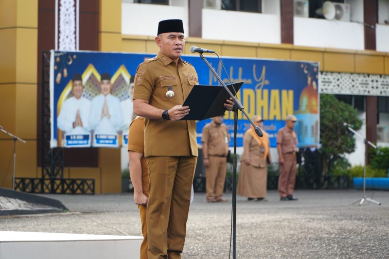 Bupati Tanah Laut H. Rahmat Trianto saat memimpin apel gabungan ASN di Pelaihari menjelang libur Idulfitri 1447 H.