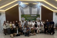 Wakil Bupati Tanah Laut HM Muhammad Zazuli bersama jajaran Pemkab Tanah Laut dan Insan Pers berfoto bersama usai kegiatan silaturahmi dan buka puasa bersama di Aula Kediaman Wakil Bupati, Pelaihari, Senin (16/03/2026). (Pelitanusantara.net/Diyan)