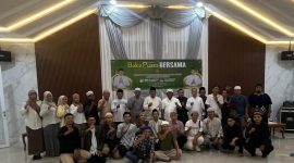 Wakil Bupati Tanah Laut HM Muhammad Zazuli bersama jajaran Pemkab Tanah Laut dan Insan Pers berfoto bersama usai kegiatan silaturahmi dan buka puasa bersama di Aula Kediaman Wakil Bupati, Pelaihari, Senin (16/03/2026). (Pelitanusantara.net/Diyan)
