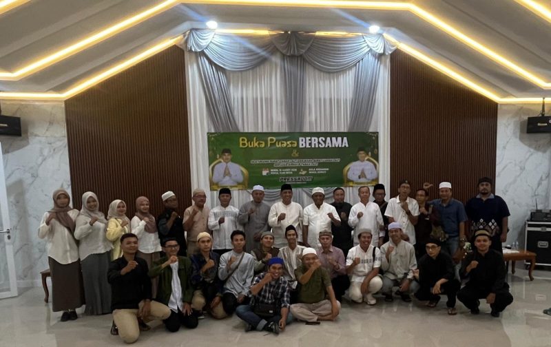 Wakil Bupati Tanah Laut HM Muhammad Zazuli bersama jajaran Pemkab Tanah Laut dan Insan Pers berfoto bersama usai kegiatan silaturahmi dan buka puasa bersama di Aula Kediaman Wakil Bupati, Pelaihari, Senin (16/03/2026). (Pelitanusantara.net/Diyan)