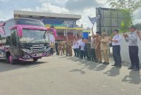 Bupati H. Rahmat Trianto dan wakil Bupati Tanah Laut memberangkatkan program mudik gratis bagi masyarakat menjelang Hari Raya Idulfitri 2026. (Pelitanusantara.net/Diyan).