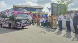 Bupati H. Rahmat Trianto dan wakil Bupati Tanah Laut memberangkatkan program mudik gratis bagi masyarakat menjelang Hari Raya Idulfitri 2026. (Pelitanusantara.net/Diyan).