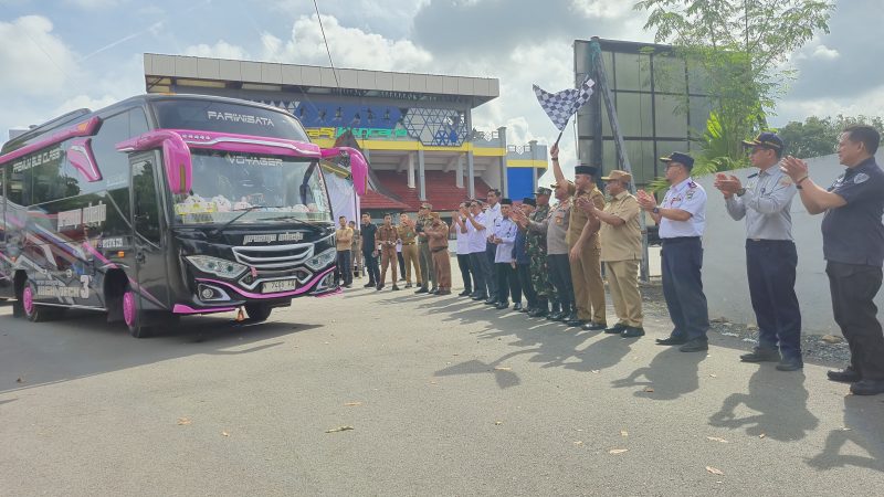 Bupati H. Rahmat Trianto dan wakil Bupati Tanah Laut memberangkatkan program mudik gratis bagi masyarakat menjelang Hari Raya Idulfitri 2026. (Pelitanusantara.net/Diyan).