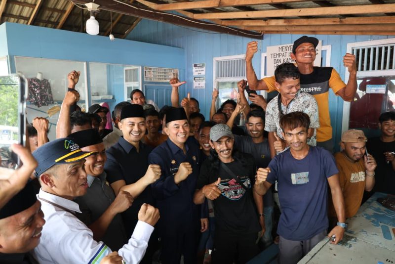 Bupati tanah bumbu menyiapkan Dapur Umum BerAKSI untuk berbuka puasa dan sahur bagi yang masih menunggu keberangkatan di pelabuhan batulicin